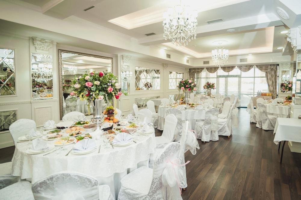 Reikartz Park Astana Ex-Royal Park Hotel & Spa מראה חיצוני תמונה